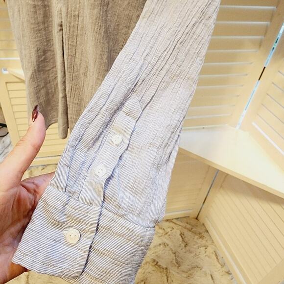 ELIZABETH & JAMES BLUE STRIPE BUTTON DOWN SIZE MED - Picture 5 of 7